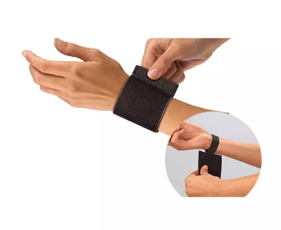 Mueller Elastic Wrist Support With Loop Black