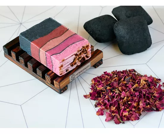 لوح صابون برائحة الورد الأسود من ذا سكين كونسيبت